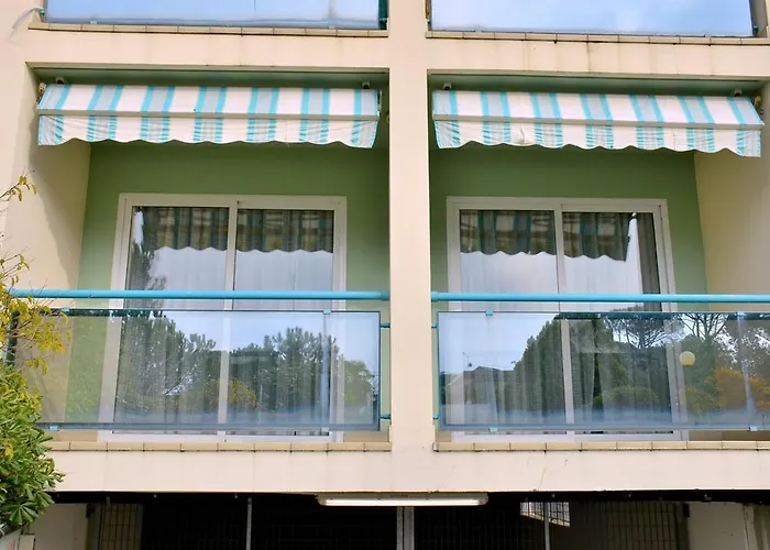 Апартаменты Colourful Seaside Flat With Pool On The Rooftop