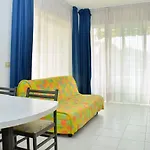 Colourful Seaside Flat With Pool On The Rooftop *