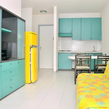 Colourful Seaside Flat With Pool On The Rooftop