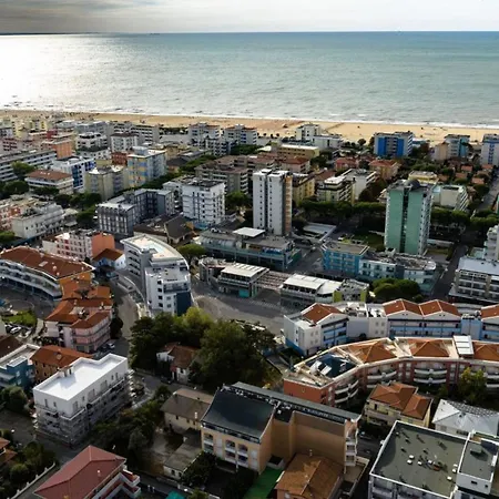 Colourful Seaside Flat With Pool On The Rooftop Bibione