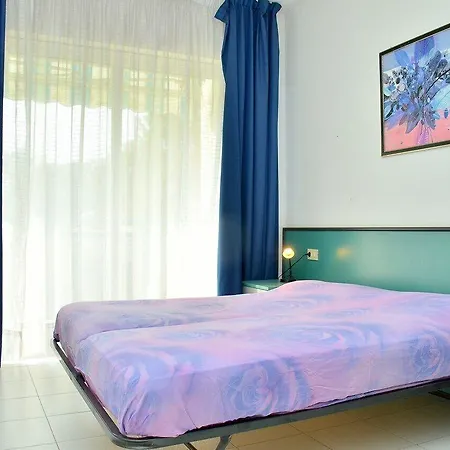 Διαμέρισμα Colourful Seaside Flat With Pool On The Rooftop *