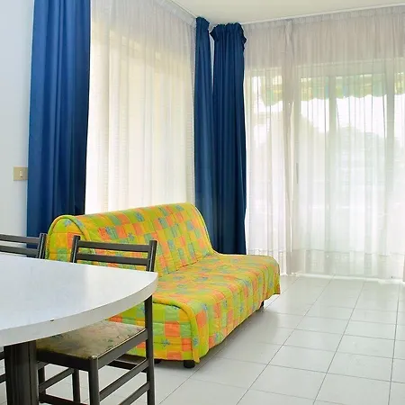 Colourful Seaside Flat With Pool On The Rooftop Appartement