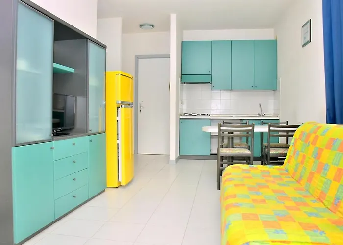 Colourful Seaside Flat With Pool On The Rooftop